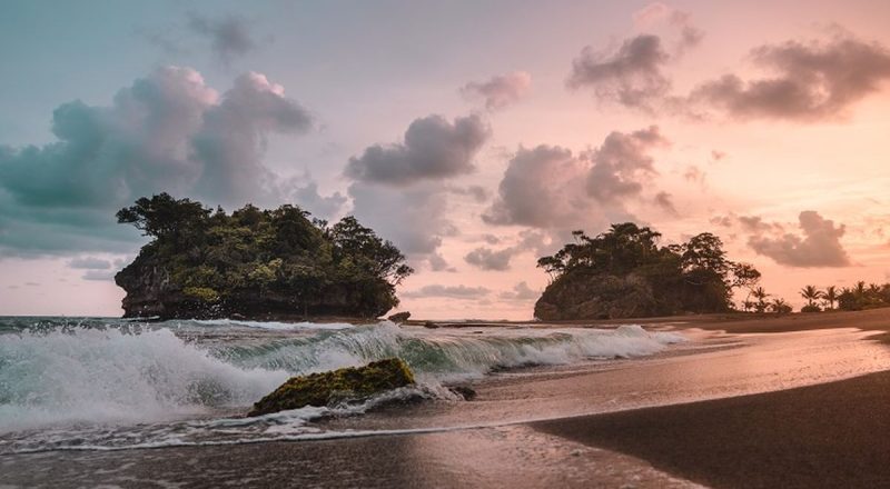Keindahan Pantai Madasari Pangandaran Jadi Sorotan Wisatawan Pecinta Alam